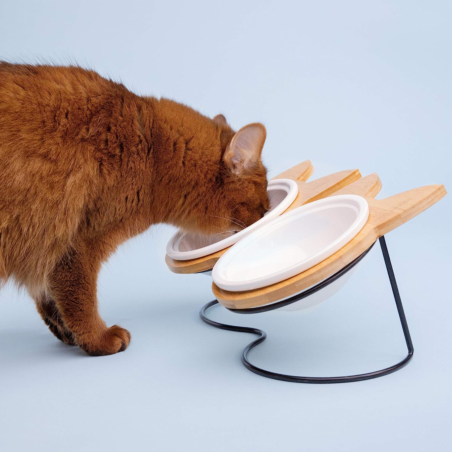 Navaris Ceramic Cat Bowls with Wood Stands - Σετ με 2 Μπολ Φαγητού και Νερού 383ml με Βάση από Μπαμπού και Μέταλλο για Κατοικίδια - Brown - 51991.01
