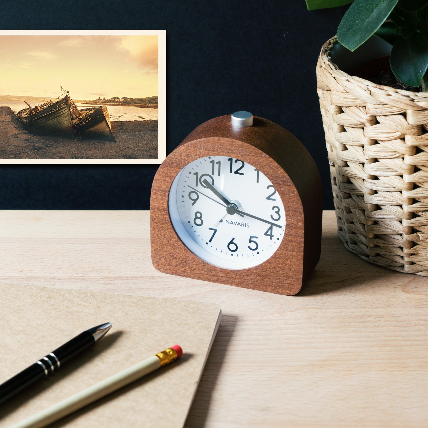 Navaris Analogue Wood Alarm Clock Design Half Round - Αναλογικό Επιτραπέζιο Ρολόι και Ξυπνητήρι - Dark Brown - 45427.18