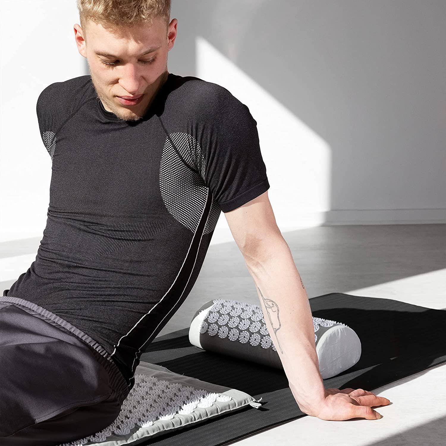 Navaris 2 - in - 1 Acupressure Mat and Pillow Set Σετ 2 σε 1 Χαλάκι και Μαξιλάρι Μασάζ - Grey / White - 43899.70