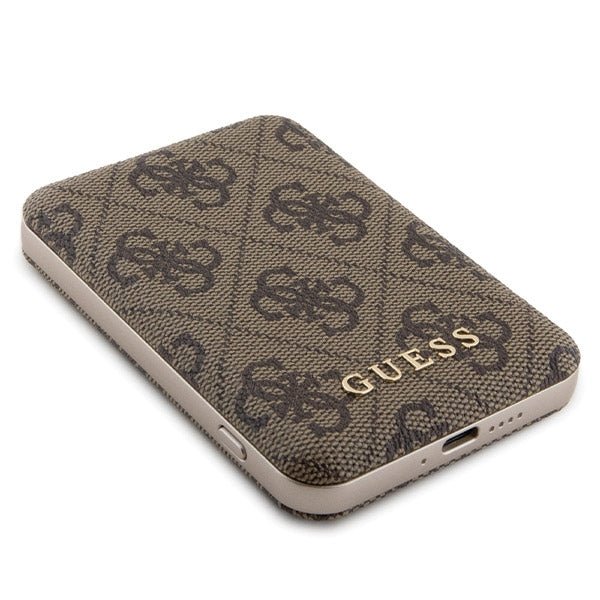 Guess iPhone 15 - 4G Metal Logo Σετ MagSafe Σκληρή Θήκη με Επένδυση Συνθετικού Δέρματος και Powerbank 5000mAh - Brown - GUBPM5P15S4GEMGW