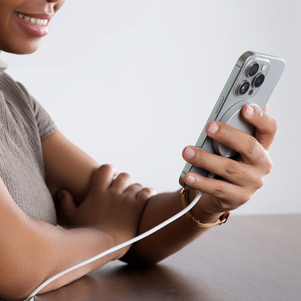 ESR HaloLock QI2 Mini Ασύρματος Φορτιστής MagSafe με Καλώδιο Type - C 15W - Silver